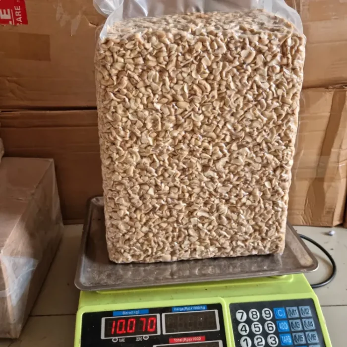 kacang mede belah mentah campur patahan premium lwp 4 4 11zon - Grosir Kacang Mede Bumbujangkep.com