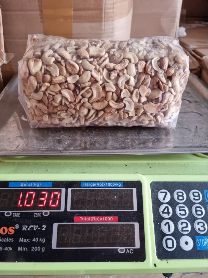 kacang mede pecahan besar grade 2 lp2 3 5 11zon - Grosir Kacang Mede Bumbujangkep.com