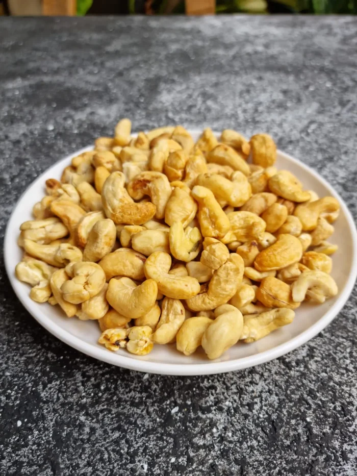 lbw kacang mede utuh grade b 1kg 2 - Grosir Kacang Mede Bumbujangkep.com